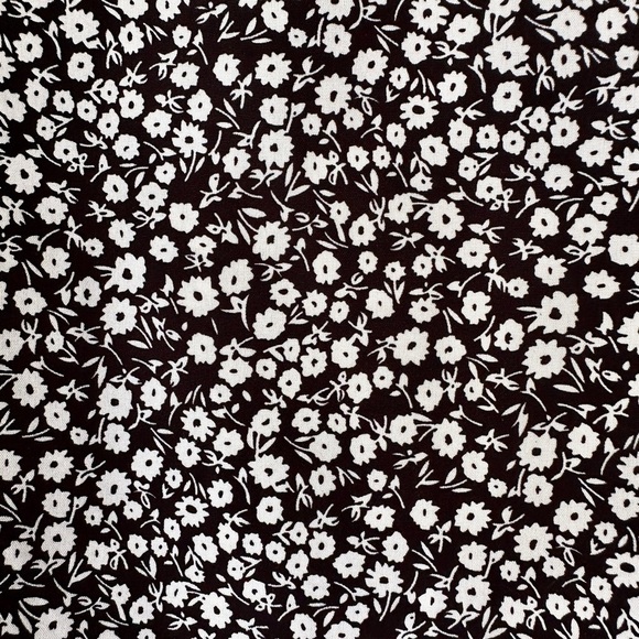 NO BRAND, NWOT, WOMENS BLACK & WHITE PRINT TOP. V-NECK, FLUTTER SLEEVES.SIZE XL - Picture 5 of 7